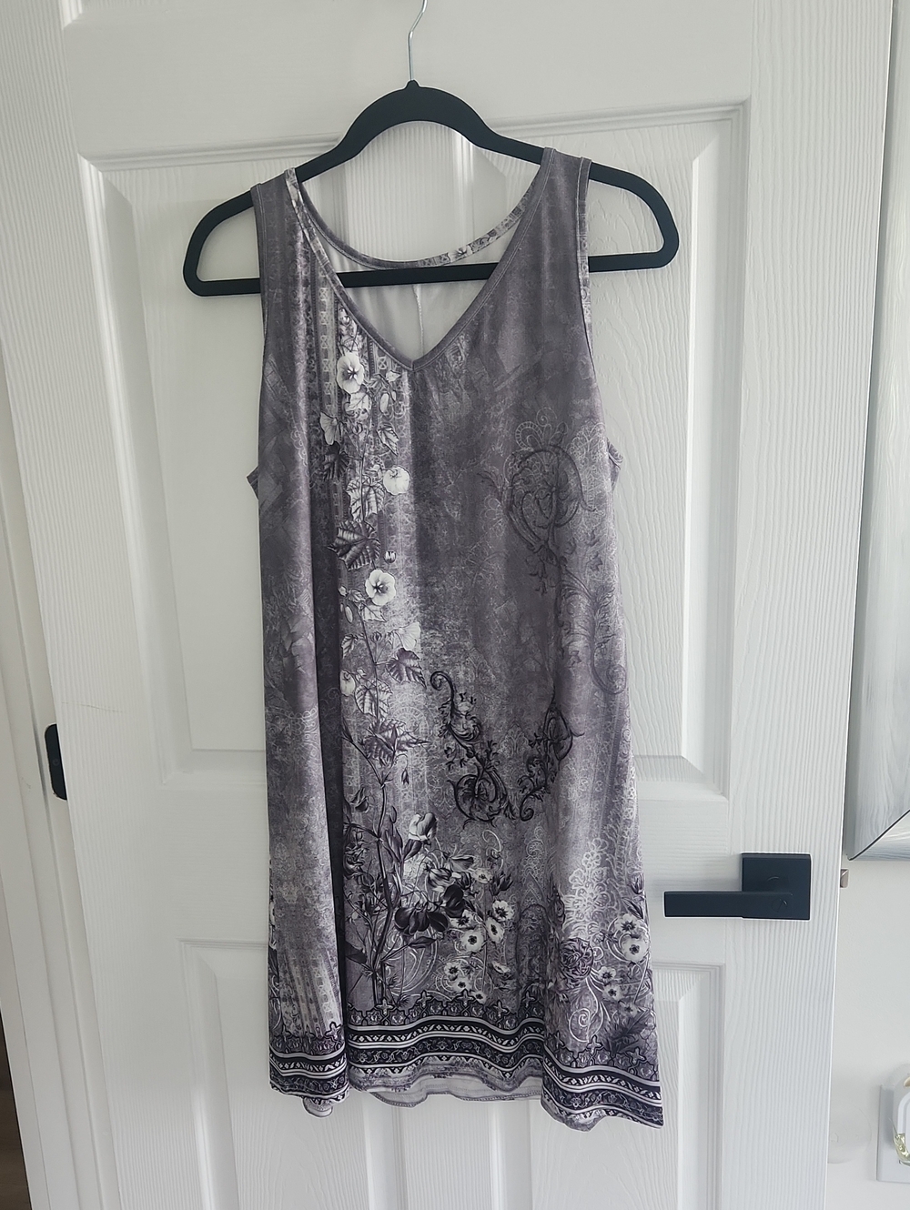Sleeveless Floral V-Neck Dress in Gray/White Size L